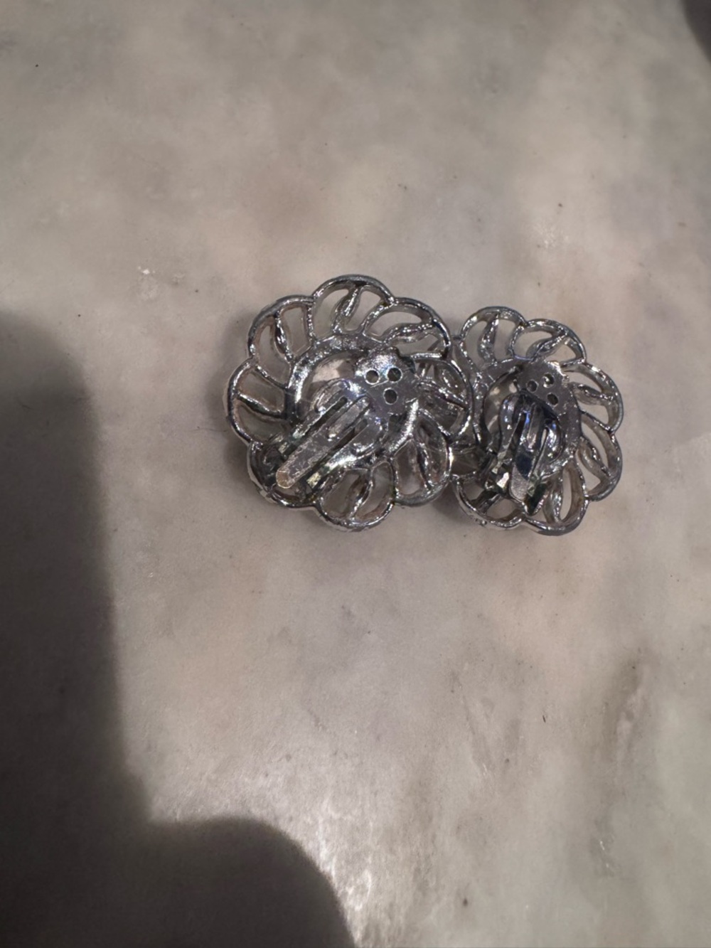 VINTAGE AVON CLIP ON EARRINGS - Picture 3 of 4